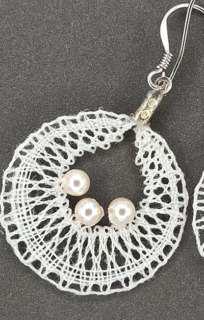 Boucles d'oreilles en lin et perles blanches